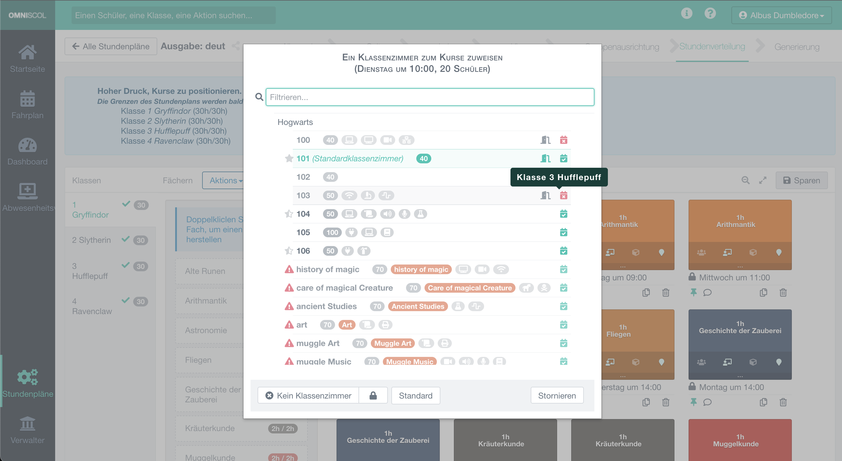 Auswahl eines Raums zur Zuweisung zu einer Unterrichtsstunde über eine Liste von Räumen pro Standort mit Namen, Kapazitäten, Spezifikationen und Verfügbarkeiten unter Angabe möglicher Konflikte