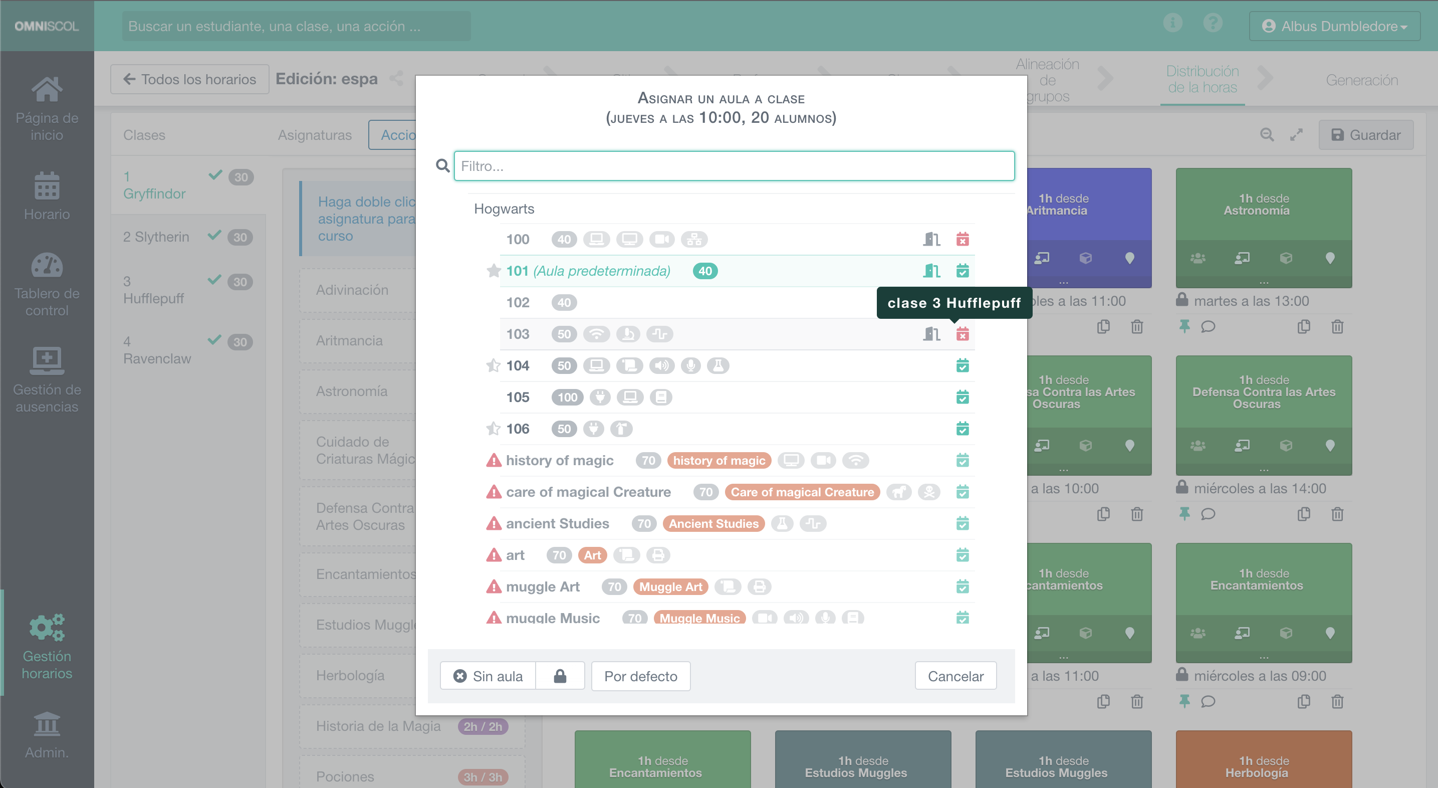selección de un aula para asignar a un curso a través de una lista de aulas por sitio con nombres, capacidades, especificaciones y disponibilidades, indicando los posibles conflictos