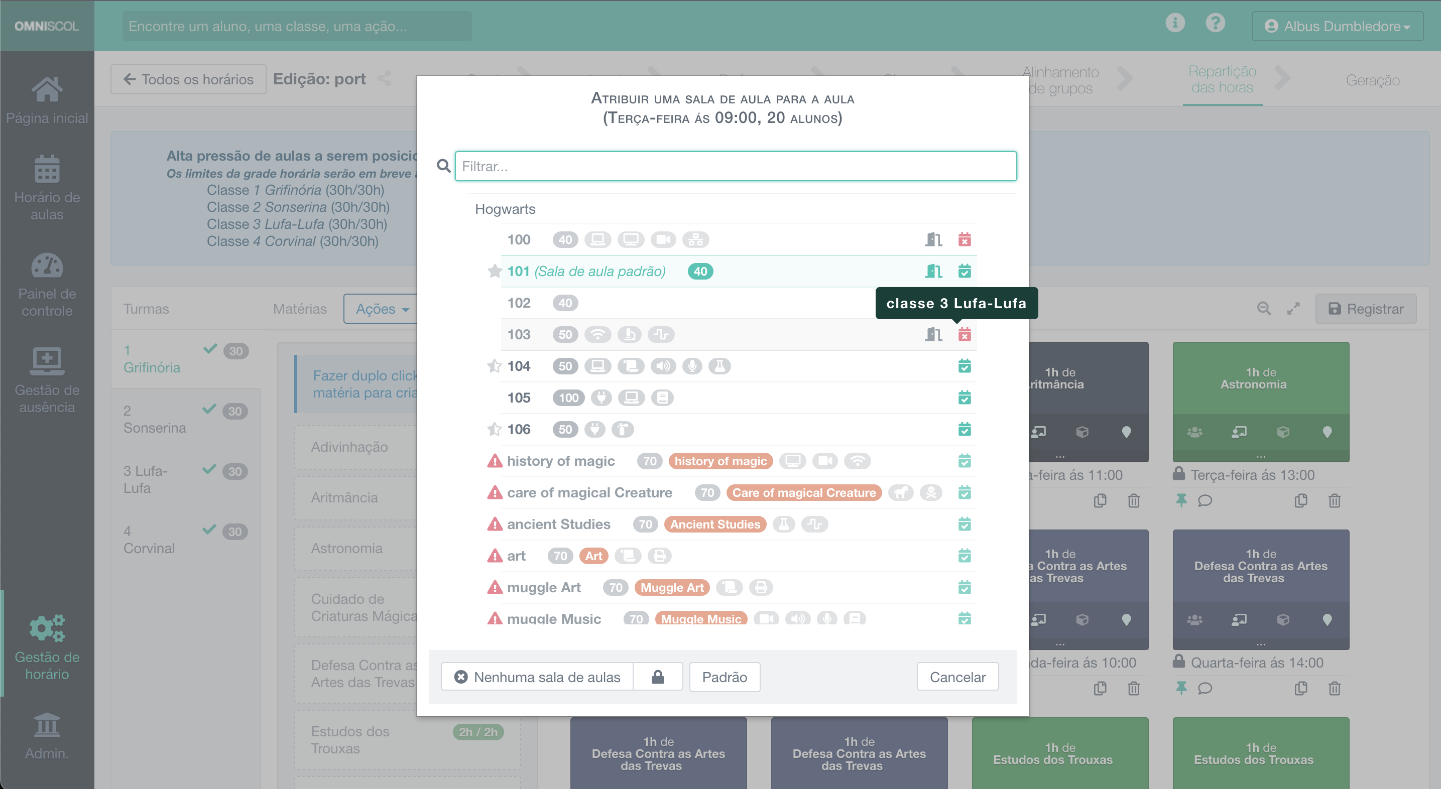 escolha de uma sala para atribuir a uma aula por meio de uma lista de salas por local com nomes, capacidades, especificações e disponibilidades, indicando os possíveis conflitos
