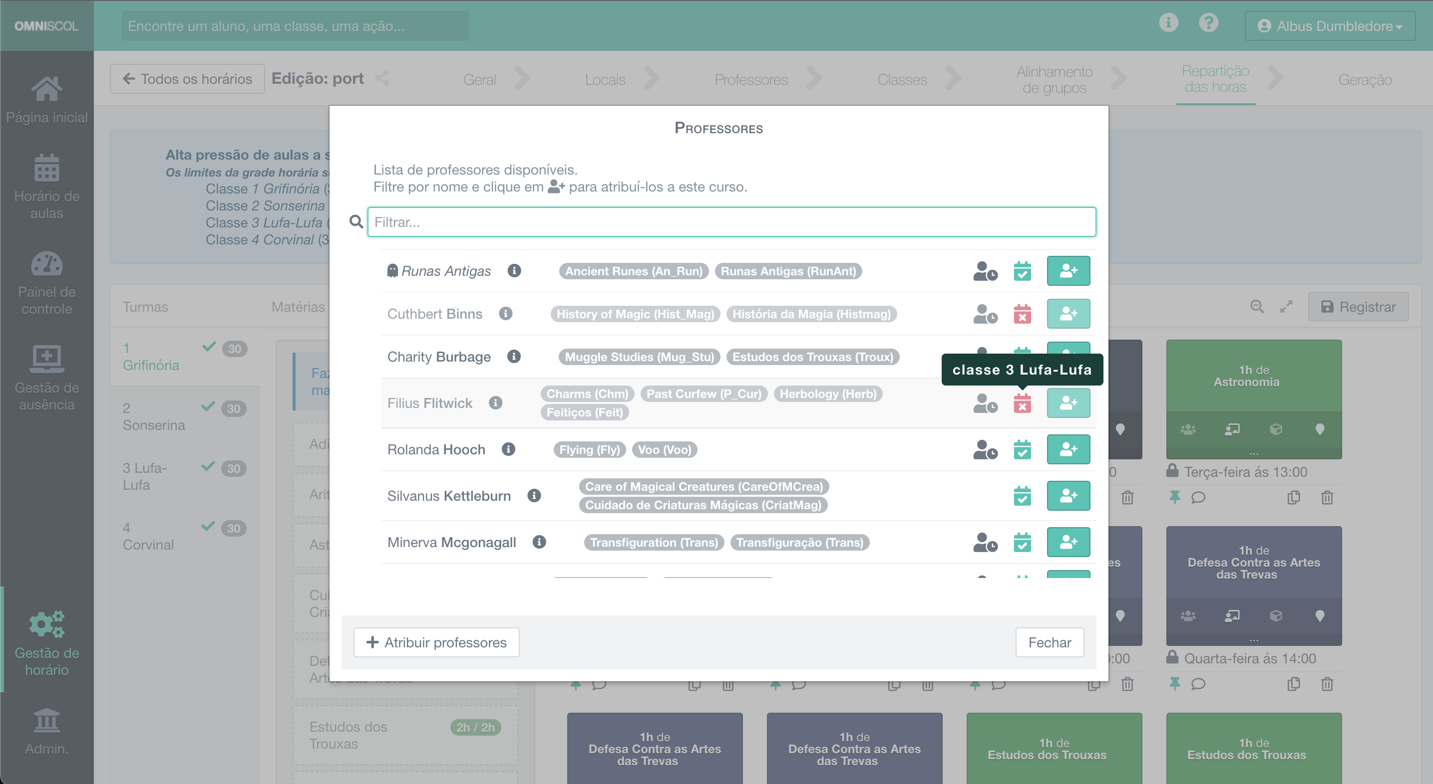 escolha de um professor para atribuir a uma aula por meio de uma lista com nomes, matérias lecionadas e disponibilidades para cada professor, indicando os possíveis conflitos